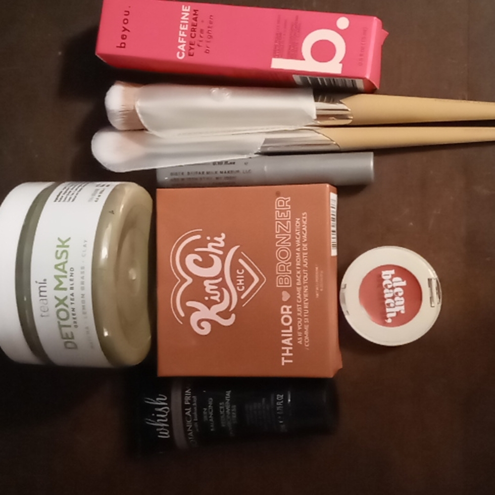 Make up mascara, eye cream, make up brushes, detox mask, bronzer, primer, lip ,
